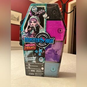 Monster High Neon Frights Doll Set - Twyla